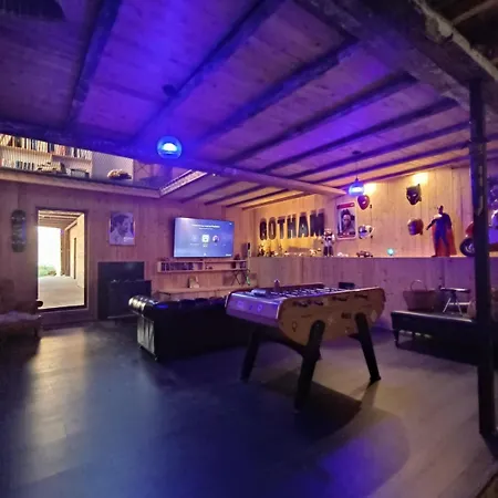 Casa de Férias La Planque Des Super-heros Saint-Salvy